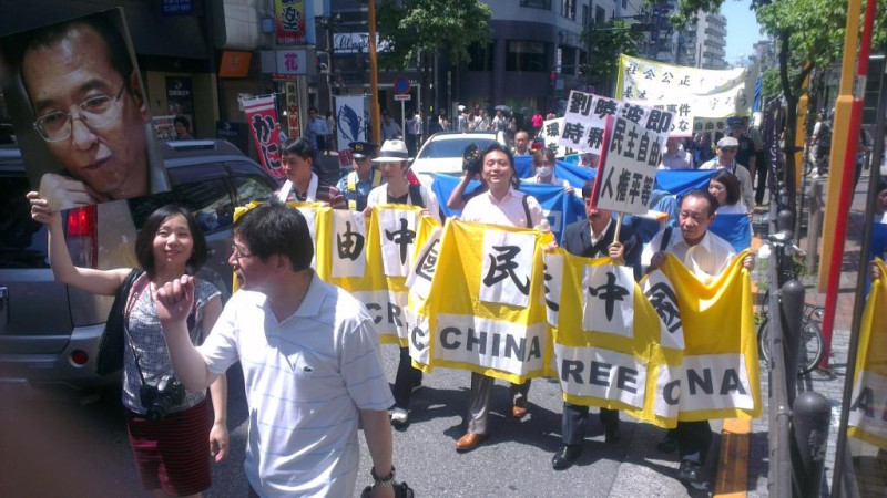 六四事件25周年前夕，民主中國陣線在日本東京舉行了連續三天的中國民主論壇，並在最後一天閉幕的中午，於豔陽高照下，沿著會場所在地的池袋區舉行了一場街頭遊行。圖：莊豐嘉/攝   