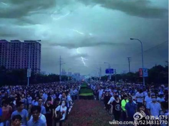 上海市金山區連續一週皆有超過萬人上街抗議興建PX化工廠。圖：翻攝自微博   