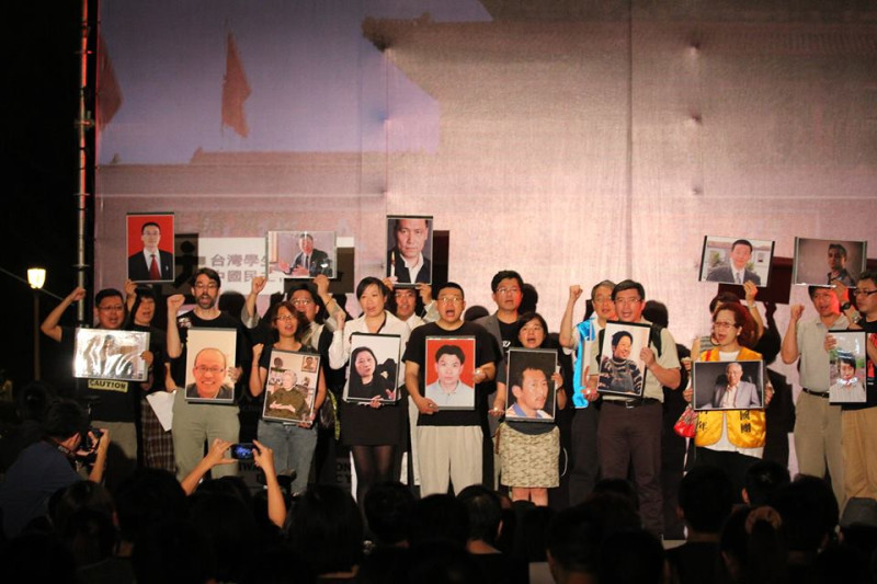 台灣10多位NGO代表手拿著許多六四良心犯的照片上台，高喊口號「釋放良心犯，人權站起來」。圖2之2：林雨佑/攝   