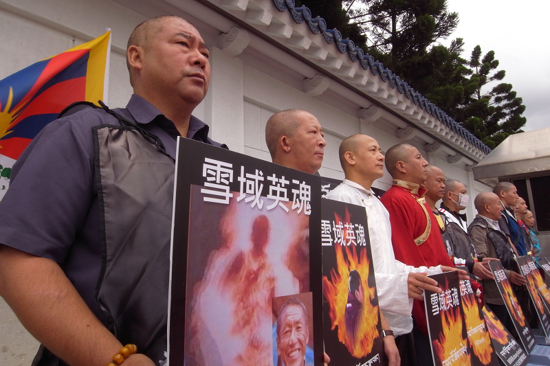 雖然中國漢人對藏人自焚事件態度冷漠，但在台灣的流亡藏人及人權團體則在自由廣場前，以落髮、絕食及祈福活動，呼籲各界關注西藏的人權問題。圖片來源:資料照片。   
