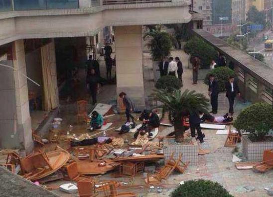 中國廣東省東莞市旗峰路一棟大廈的4樓餐廳今天中午發生嚴重的爆炸事故。圖：翻攝自網路   