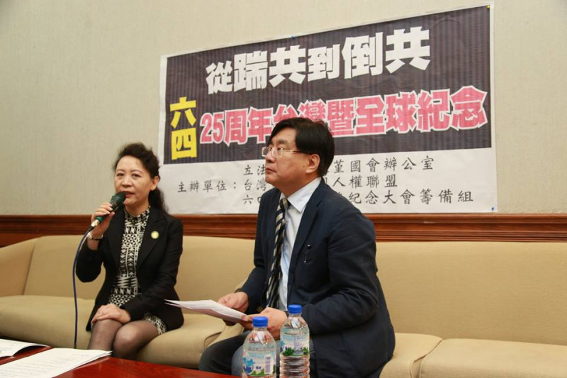 民主中國陣線主席盛雪（左一）和台灣關懷中國人權聯盟理事長楊憲宏2日召開「從踹共到倒共-六四25周年全球網路大會」記者會。圖：林雨佑/攝   