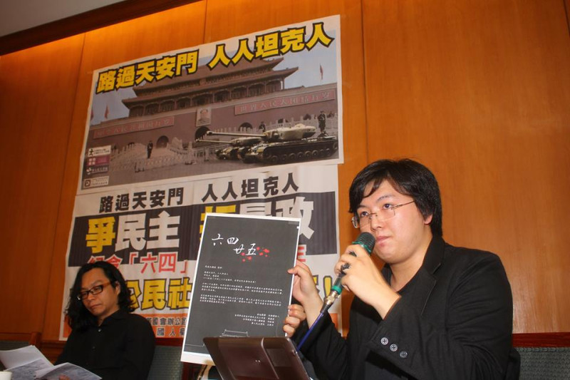 台灣學生促進中國民主化工作會代表郭豫謙拿著給總統馬英九的邀請函，希望馬英九也能出席晚會。圖2之1：林雨佑/攝   