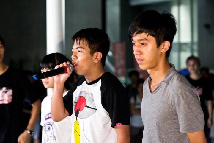 學民思潮學生成員黃莉莉、林朗彥及凱撒(左至右)於昨日凌晨結束絕食，發表談話。圖片來源：翻攝自學民思潮臉書   