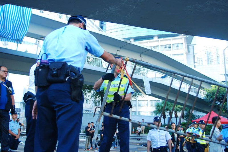 香港警方今（13）日上午8點多突然拆除金鐘一代的鐵馬。圖3之1：翻攝自香港獨立媒體網   