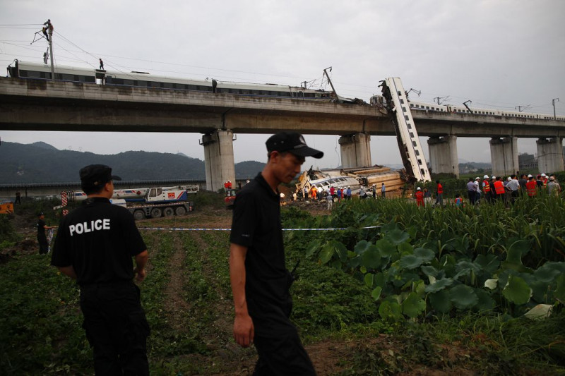 中國鐵道部25日發表聲明指出，23日晚間發生的高鐵列車追撞事故，造成38人喪生、192人受傷，是2008年以來，中國最嚴重的鐵路交通意外。而現在也有中國相關的學者專家把這次事故的原因指向「人為疏失」。圖片來源：達志影像/路透社   