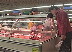 中國首都北京今(13)天傳出首例染H7N9，圖為北京南郊一處市場的牛肉攤位，因H7N9禽流感疫情市況欠佳的雞肉攤位，生意有明顯差別。圖：中央社   