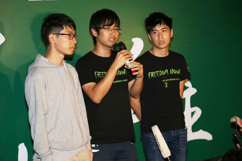 香港大學學生近日投票通過學生會脫離學聯。圖為學聯秘書長周永康（左二）於佔中期間召開記者會情形。圖：新頭殼資料照片   