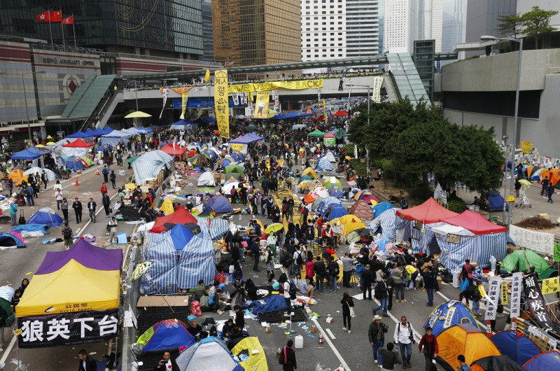 香港當局11日上午著手清除以金鐘為主的禁制令範圍內的障礙物和帳篷，擬結束長達2.5個月的香港雨傘運動。圖片來源：達志影像/路透社。   