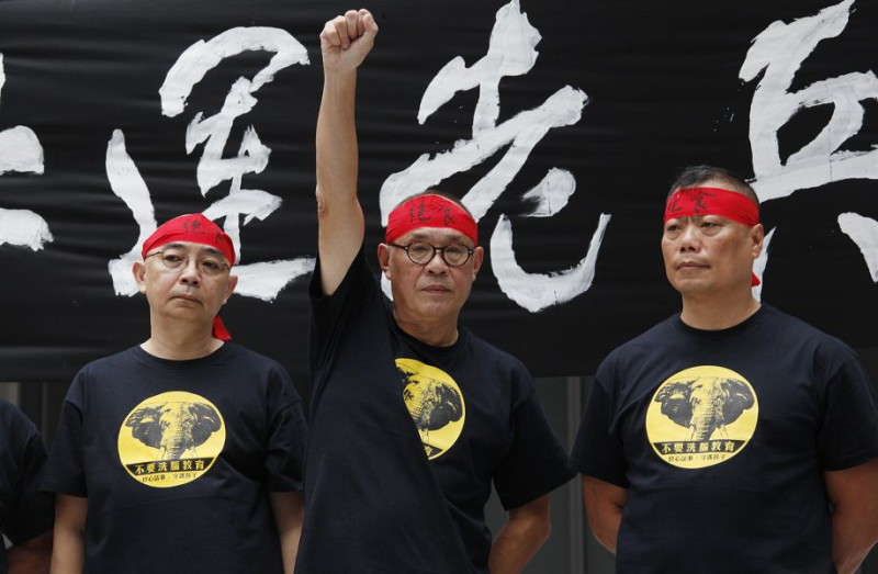 香港反洗腦行動吸引更多人的加入，包括演員和電影製片人岑建勳與多名70年代活躍的香港社運人士，也宣布加入絕食抗議行動。圖片來源：達志影像/路透社。   