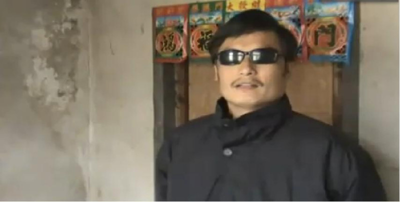遭中國政府軟禁的中國維權盲人律師陳光誠，在軟禁影片曝光後，竟遭到民警毆打成傷。圖為日前在網路上流傳的影片，陳光誠現身述說自己的處境。圖片來源：擷取自網路。   