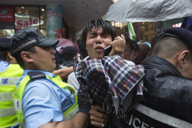 香港七一遊行今天下午2時40分自銅鑼灣維園起步，遊行民眾一度與警方發生推擠衝突，所幸沒有擴大。圖片來源：達志影像/路透社。   