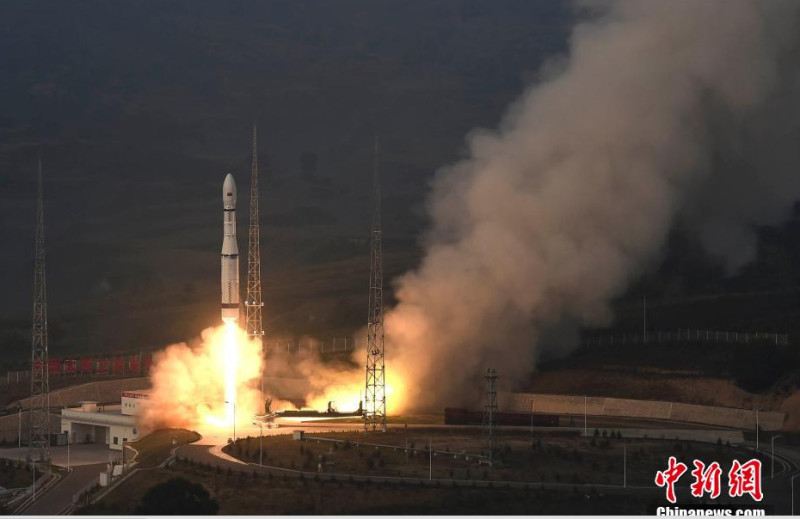 中國在20日發射1枚新型的「長征」運載火箭，成功將20顆微小衛星一次送入太空。圖：翻攝中國新聞網   