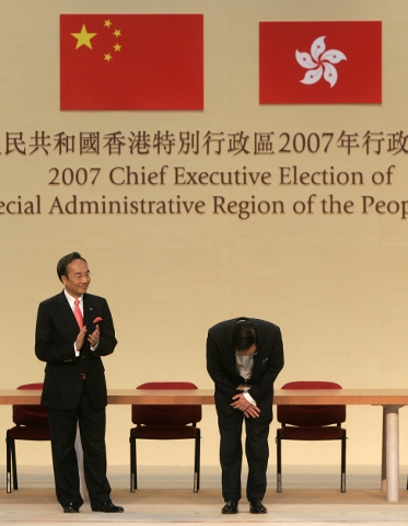 2007年曾蔭權(右)當選香港特區第3任行政長官選舉，在台上深深鞠躬。圖片來源:達志影像/路透社資料照片。   