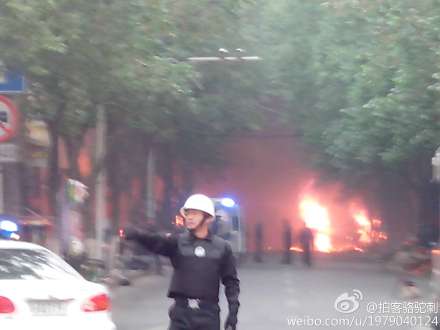新疆烏魯木齊22日上午8時多發生爆炸案，現場烈焰濃煙四起，警方也封鎖現場，進行指揮。圖：翻攝自網友「拍客駱駝刺」微博。　   
