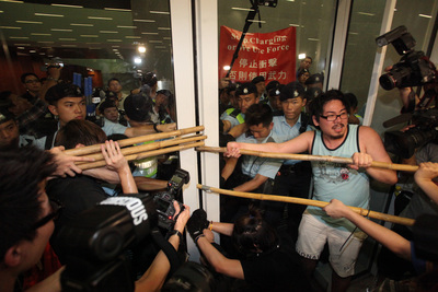 香港群眾13日再度衝入立法會，反對新界東北發展前期撥款的法案。圖：中央社。   