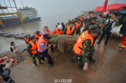 長江船難至今已搜救到79人，其中65人罹難，14人生還，尚有377名旅客失蹤。目前搜救人員已開始進行切割船體的作業。圖：翻攝自人民日報微博   