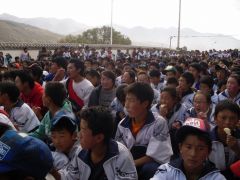 圖片為西藏學生走上街頭，抗議當局的教育改革將讓藏族語言與文化消失。圖片翻攝自由西藏網站   