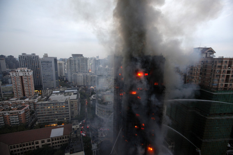上海1棟28層高的教師大樓，15日下午發生火警，火勢一發不可收拾，截至昨晚10時為止，已確定有42人罹難。圖片來源：達志影像/路透社   