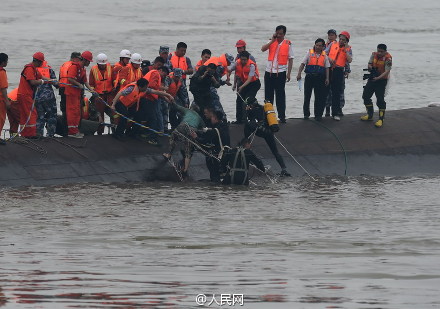 「東方之星」翻船後，乘客張輝漂流10小時後幸運獲救。圖：翻攝自人民網微博   