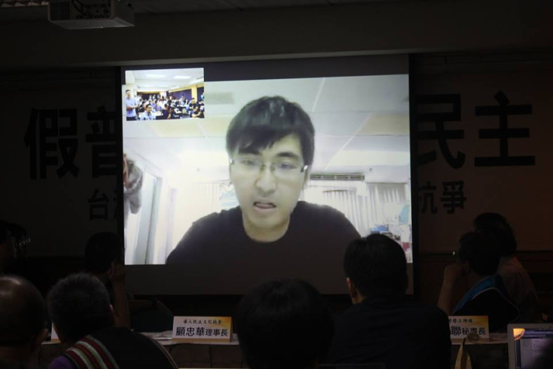 華人民主書院今(1)天召開「台灣公民社會聲援香港民主抗爭」記者會，表態支持香港爭取「真普選、真民主」，會中與香港社運團體代表進行視訊連線。圖:林雨佑/攝   