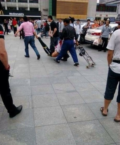 廣州火車站6日上午11點30分左右發生砍人事件，至少2名男子持刀對出站旅客攻擊，造成6名民眾受傷。圖：翻攝網路   
