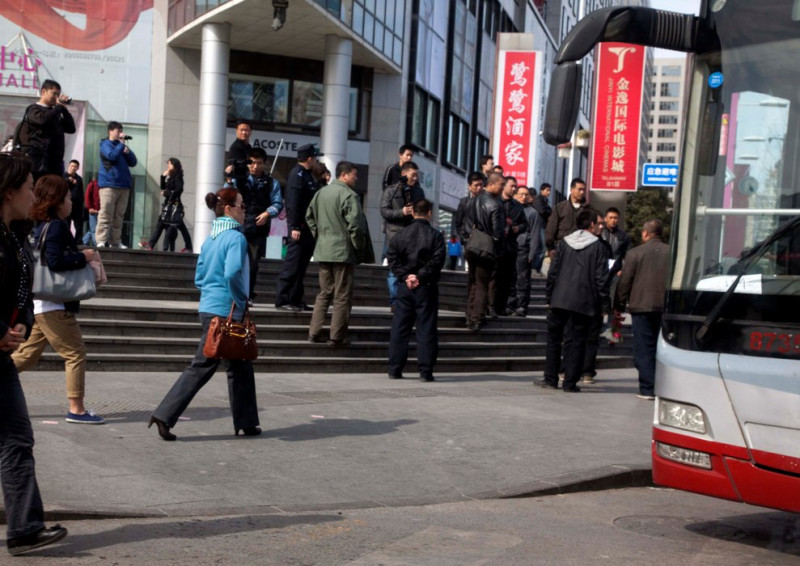 10日早上8點左右，北京守望教會戶外聚會地點出現大量員警和警車，據悉有逾百名教友被抓進警車，不知去向。圖片來源：達志影像/美聯社   