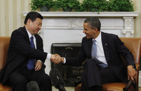 中國國家副主席習近平訪美，當地時間週二（2月14日）在白宮橢圓形辦公室會見美國總統歐巴馬(Barack Obama)，兩人握手致意。(圖片來源:達志影像/路透社。)   