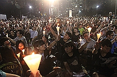 香港「六四」燭光晚會4日晚在維多利亞公園舉行，圖為與會者高舉燭光悼念1989年北京民運死者。圖片來源：中央社   