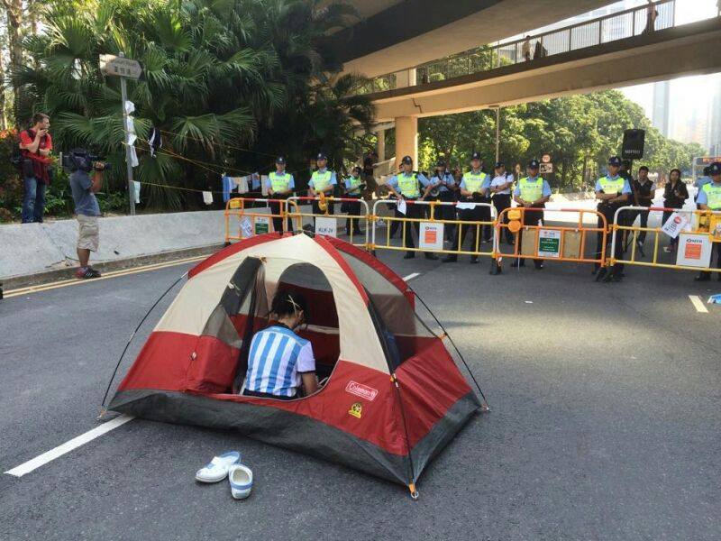 金鐘的佔中民眾戴好口罩，坐在帳篷裡跟警方對峙。圖3之2：民眾提供   