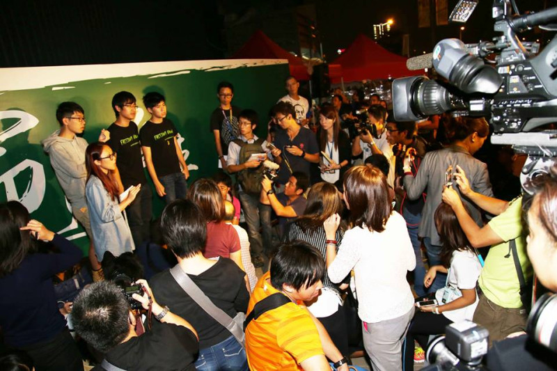香港學聯成員常以廣東話、英文、普通話輪流召開記者會。圖：林雨佑/攝   