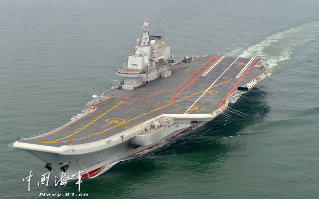 根據中國媒體報導，中國首艘航空母艦「遼寧艦」今（12）日清晨6時緩緩駛離大連軍港的碼頭。圖片來源：翻攝自中國國防部網站   