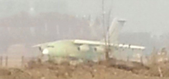 中國自製的大型運輸機「運-20」（Y-20）日前被網友拍到在跑道上滑行，很有可能在近期進行首飛測試。圖為網路上流傳的「運-20」測試照片。圖片來源：翻攝自新華網   