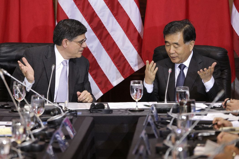 中國與美國10日起於美國華盛頓展開第5輪中美戰略與經濟對話，圖右為中國代表、國務院副總理汪洋。圖左為美國財政部長盧傑克(Jack Lew)。圖片來源：達志影像/路透社。   
