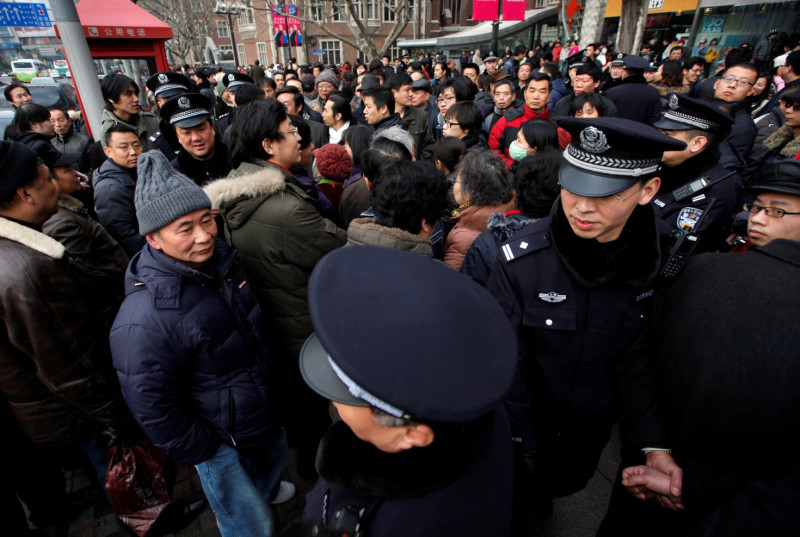 上海民眾響應「茉莉花革命」到指定地點聚集，旋即被大批警力驅散，至少有3人被逮。圖片：達志影像/路透社   