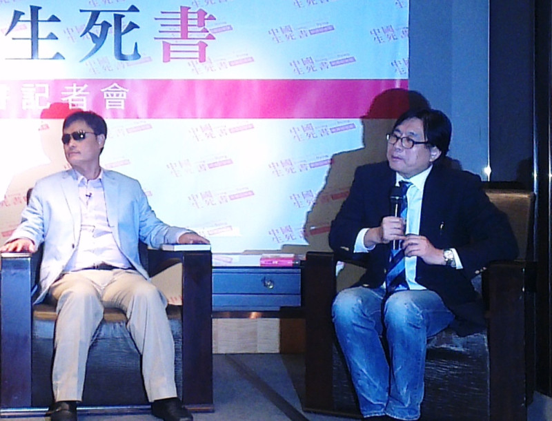 「台灣關懷中國人權聯盟」獲頒「推動中國進步獎」，理事長楊憲宏(右)去年邀請中國盲人律師陳光誠(左)來台訪問。圖:新頭殼資料照片   