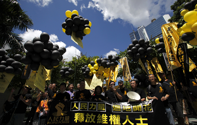 中國國務院副總理李克強日前在香港訪問期間，由於警方採取嚴密保安措施，讓不少香港記者採訪受阻，香港記者協會今（20）日發起黑衣遊行，抗議警方干預新聞自由。圖片來源：達志影像/路透社   