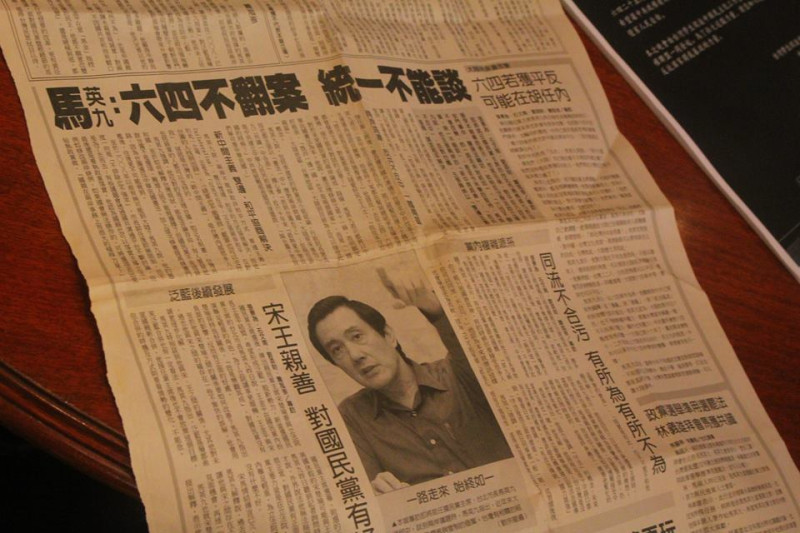 楊憲宏帶來一份2005年8月6日的中國時報專訪時任台北市長馬英九的剪報，當時馬英九說他會聲援六四和法輪功。圖2之2：林雨佑/攝   