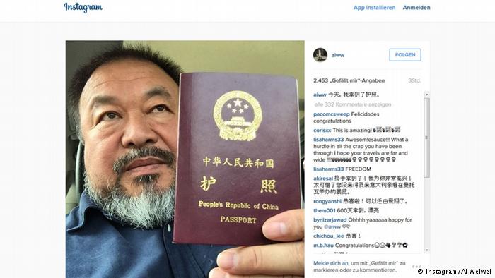 中國藝術家艾未未睽違4年拿回自己的護照。圖：翻攝艾未未推特   