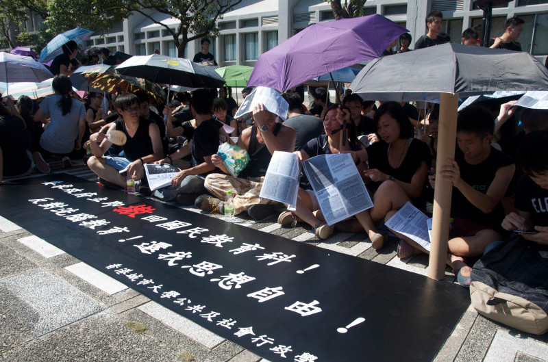 由香港專上學生聯會發起的全港大專罷課活動，今（11）日在香港中文大學百萬大道上舉行會師。圖：呂家睿/攝。   
