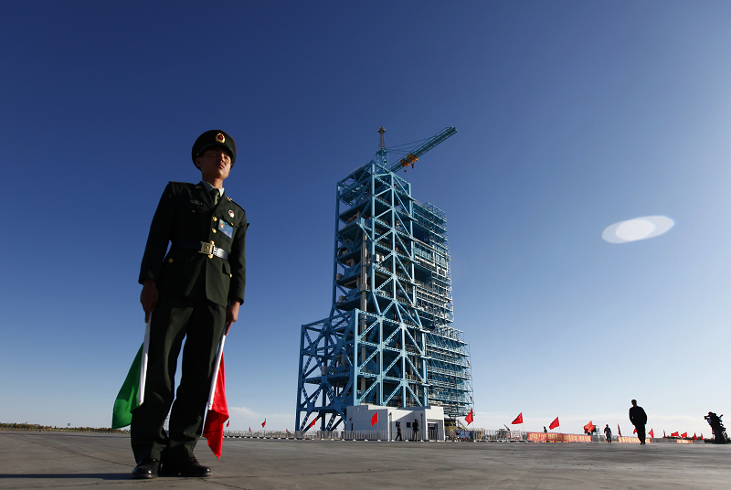 中國第一個自製的簡易太空試驗平台「天宮一號」，將在今天晚上9點16到31分左右發射升空，圖中警衛身後的就是用來裝載天宮一號的「長征二號F」T1運載火箭。圖片來源：達志影像/路透社   