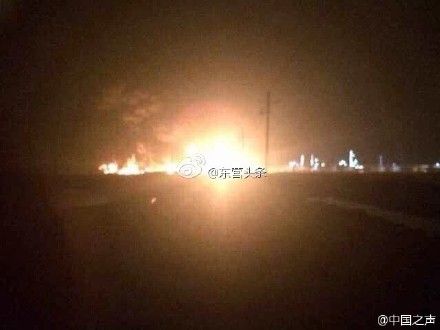 山東東營利津縣刁口化工區31日發生爆炸，熊熊火光高達數十公尺。圖：翻攝中國之聲   