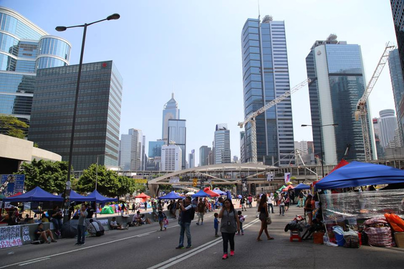 彭博全球調查顯示，僅有3%財經人士認為佔中對香港金融活動造成嚴重影響。圖為10/11香港金融中心金鐘的佔領情形。圖：新頭殼資料照片   