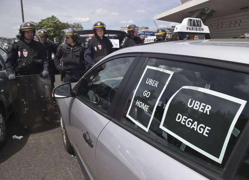 今年6月，法國計程車司機為抗議Uber搶客發動罷工，封堵通往巴黎機場和火車站道路。圖片來源：達志影像/美聯社資料照片   