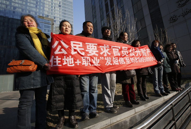 中國維權律師許志永被控「聚眾擾亂公共場所秩序」罪一案今天開庭，支持者於法庭外拉布條抗議，並聲援新公民運動。圖片來源：達志影像/路透社   