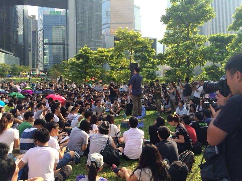 香港大專生罷課第2天移師添馬公園，學生靜坐在草皮上聆聽學者講解政改及社運議題。圖：翻攝自香港專上學生聯會（學聯）臉書   