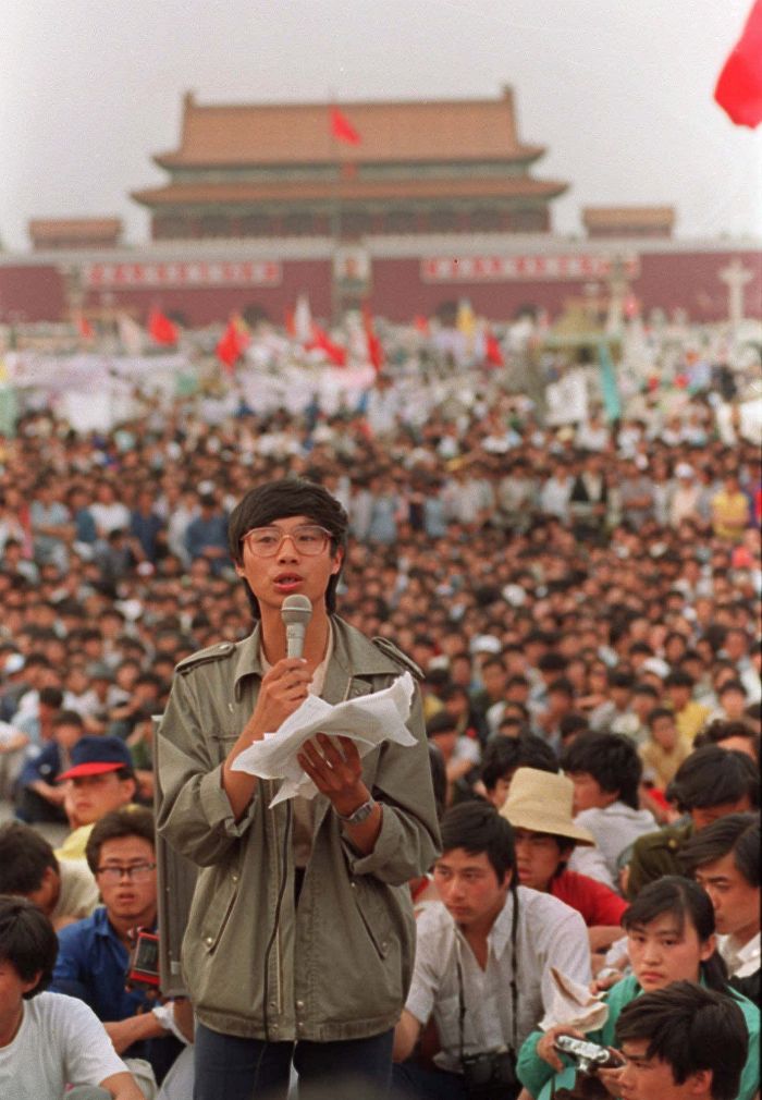 中國六四天安門事件即將屆滿24周年，「天安門母親」30日發表文章，表達對中國領導人習近平的失望。圖為1989年天安門廣場集聚要求改革的學生，以及當年的學生領袖王丹。圖片來源：達志影像/美聯社資料照片。   