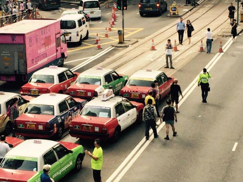 約30台計程車聲援反佔中，遭爆料是走路工。圖3之3：翻攝自香港獨立媒體網   