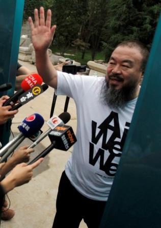 中國知名藝術家及異議分子艾未未，於今年六月被中國當局釋放，但限定他一年內不能接受媒體採訪也不能上網。圖片來源:達志影像/美聯社   