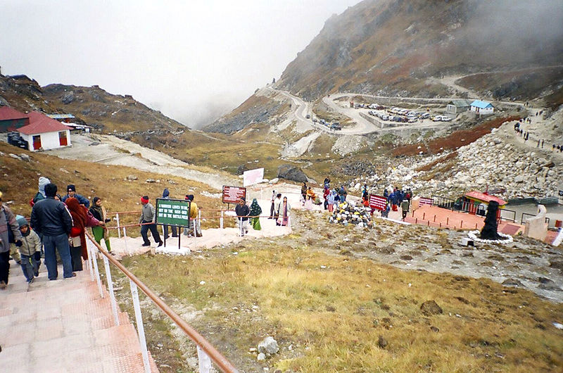 乃堆拉山口海拔4730公尺，在藏語中是「風雪最大的地方」，這條通過乃堆拉山口的路線其實是古老的貿易路線「茶馬古道」的一部分。圖：翻攝維基網站   